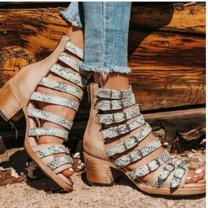 Freebird by Steve Madden Casandra Sandal Turquoise size 10